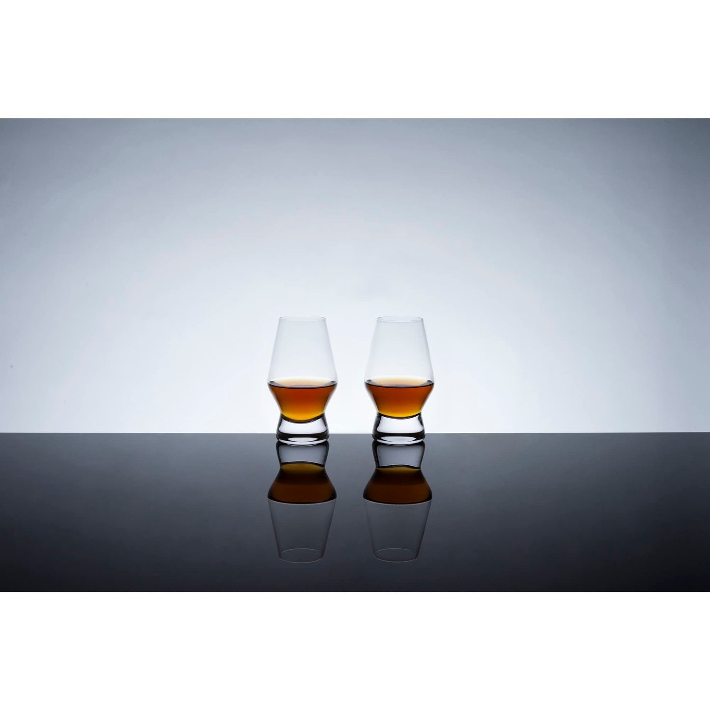 Crystal glass Scotch glasses with base, 2-piece set, lead-free premium crystal glass, classic whiskey glasses, Scotch glasses gift set, 8 ounces (237 ml), Clear.