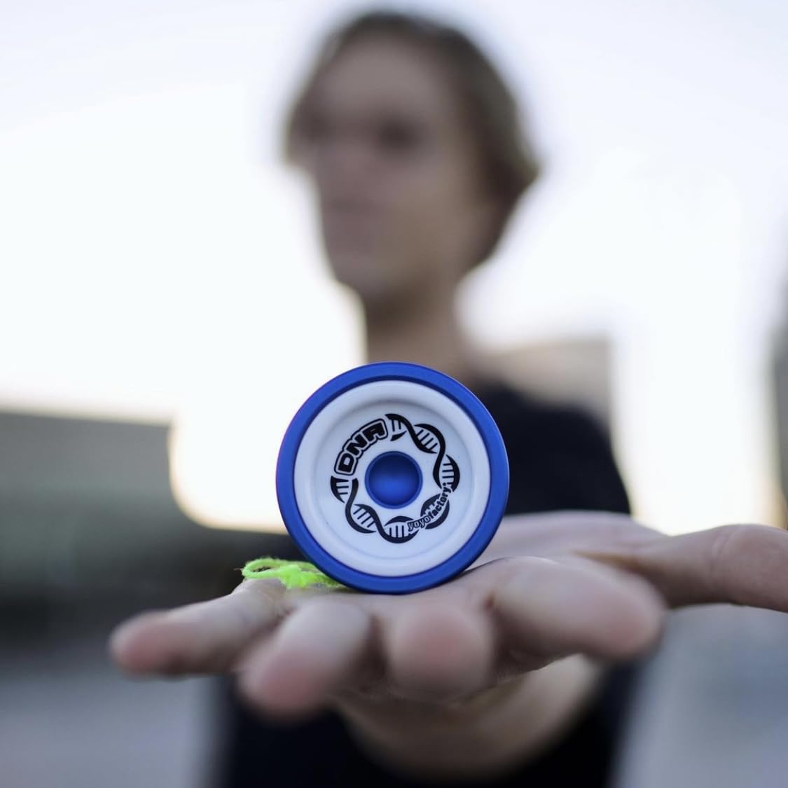 YoYo Factory DNA Yo-Yo - Metal professional yo-yo with unresponsive and ball bearing - Yoyo for DNA tricks - Toy for kids & adults - Red/Black