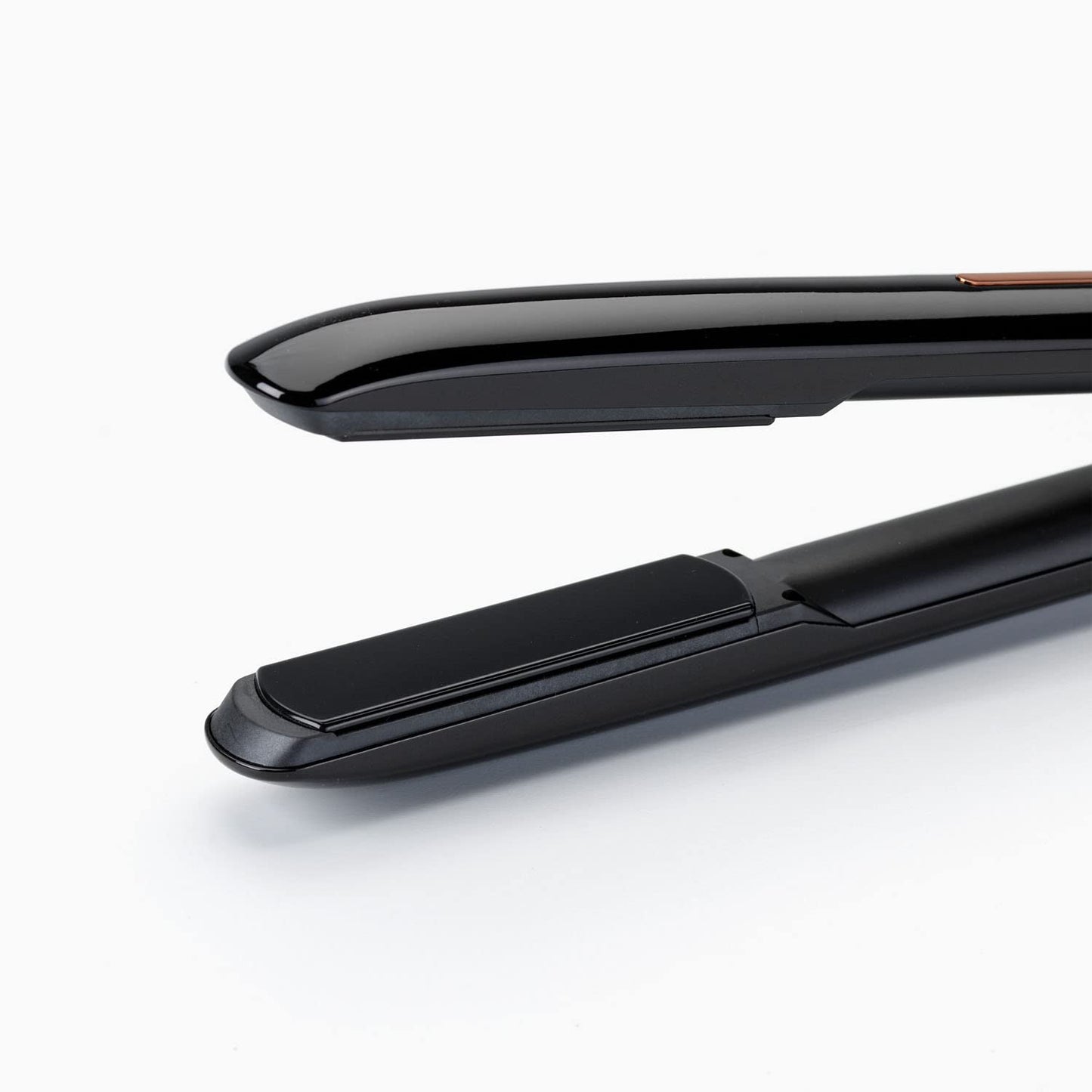 Babyliss 9000RU wireless hair straightener with ceramic plates for smoother hair. 15 sec fast heating, max 200°C for straightening, cordless and lightweight at 500g.