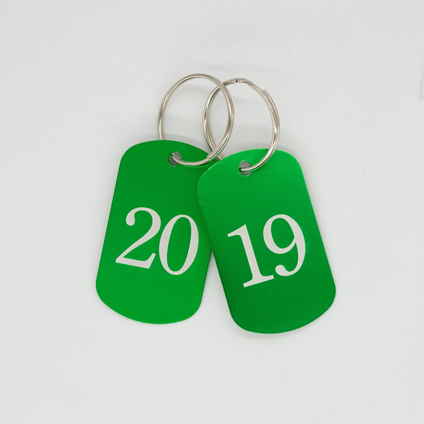 Aluminum tags with engraved numbers 1 to 50, keychains, identification tags with key rings, green