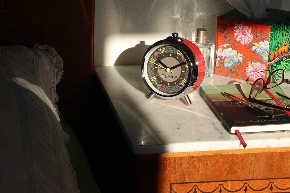 BRISA VW Collection - Volkswagen clock-watch-timepiece in the speedometer design of the T1 Bulli Bus in an elegant gift box (Speedometer/Red)