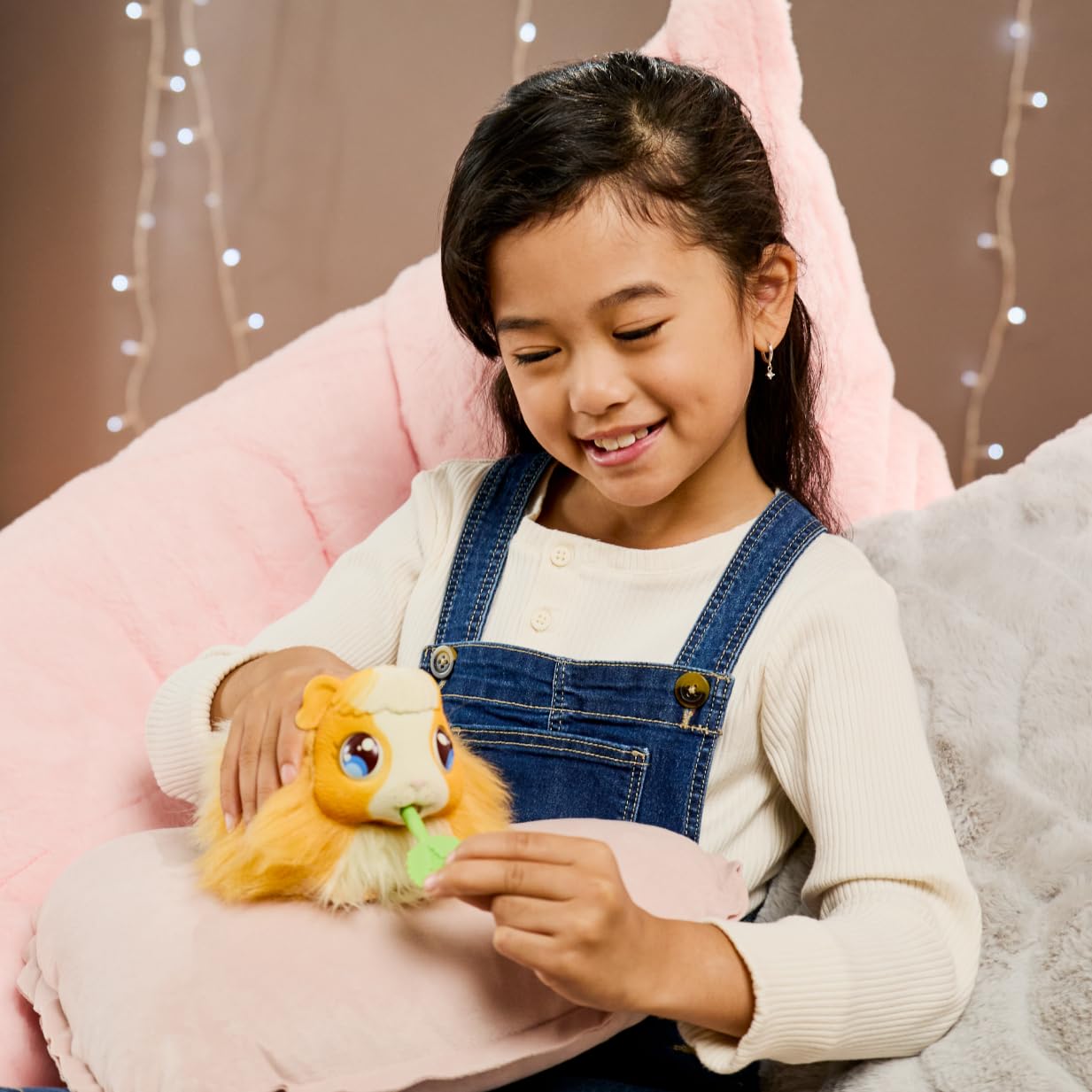Little Live Pets - Mama Surprise | Interactive mom guinea pig with stable and 3 surprise babies. Over 20 sounds and reactions, repeatable play patterns, 5 years / 60 months.