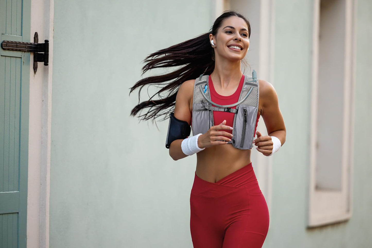 Running vest for women and men, adjustable running vest with 1500ml water bottle, 5L reflective running pack with phone holder, suitable for outdoor runs, jogging, hiking, cycling.