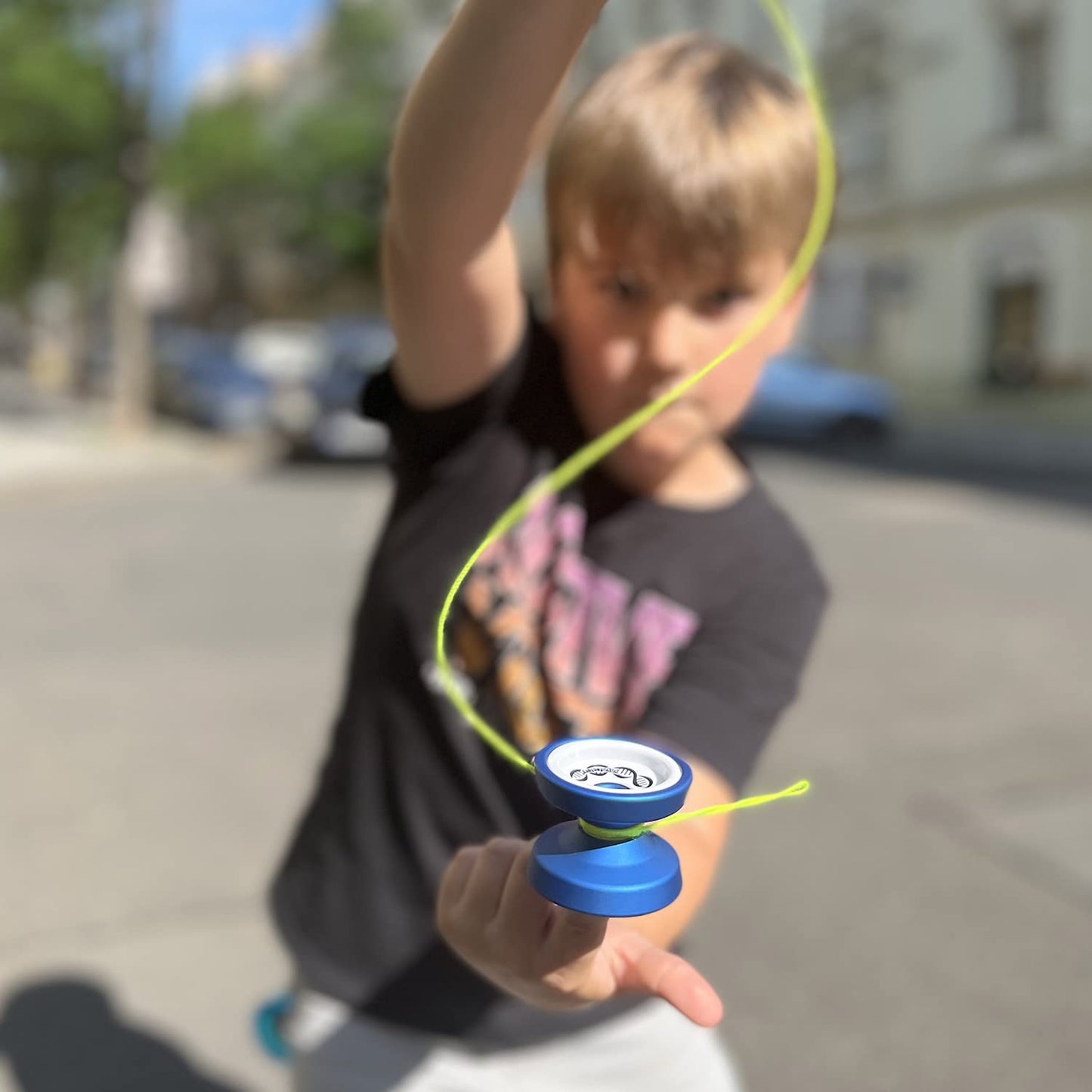 YoYo Factory DNA Yo-Yo - Metal professional yo-yo with unresponsive and ball bearing - Yoyo for DNA tricks - Toy for kids & adults - Red/Black
