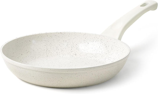 Innerwell 28cm non-stick frying pan with ceramic coating, induction compatible. Professional quality, ideal for omelettes and healthy cooking. Oven and dishwasher safe, white color, PFOA free.