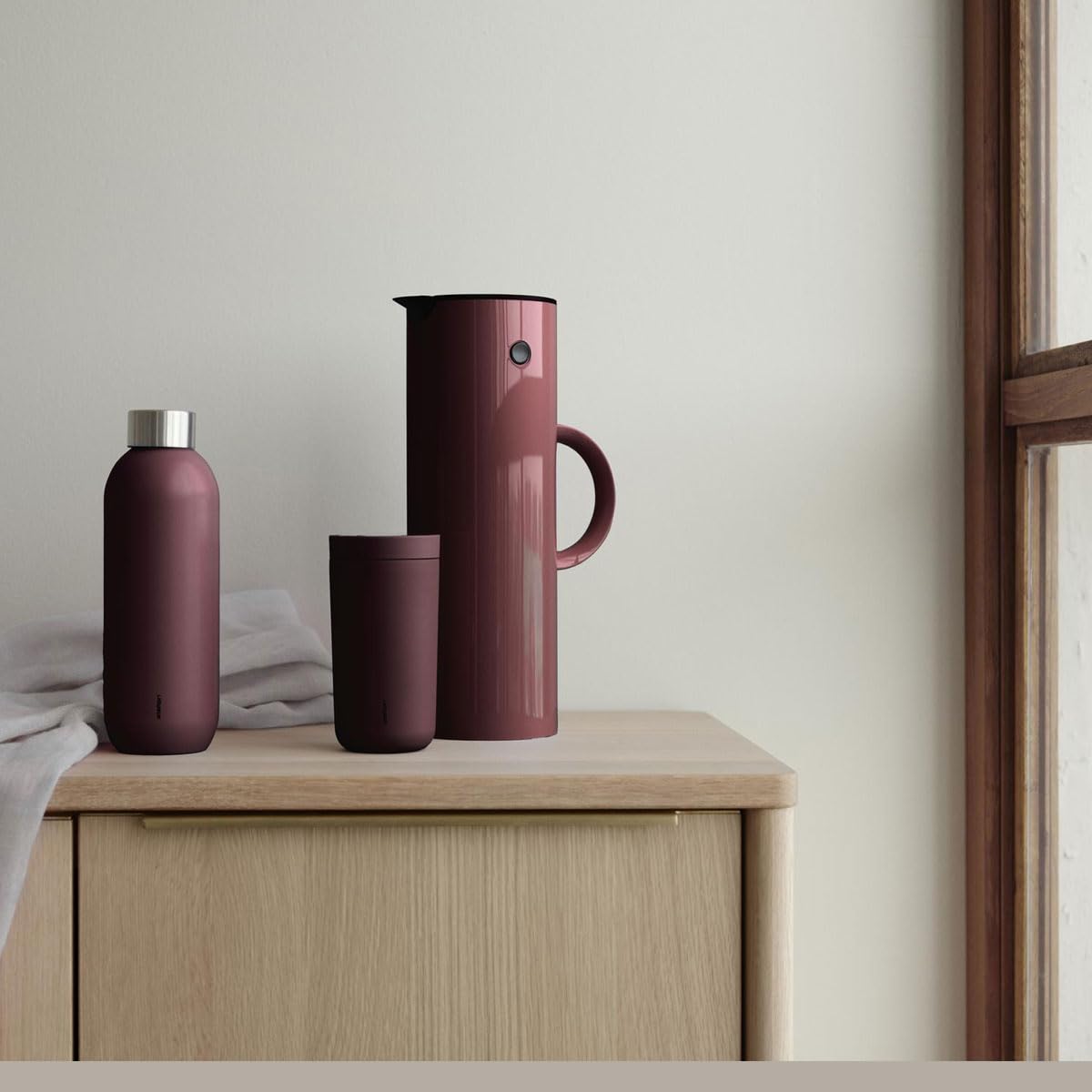 Stelton EM77 Insulated Jug - Double-walled jug for hot/cold drinks - Tea & coffee pot with glass insert, magnetic closure, screw lid, vintage design - 1 liter, Berry