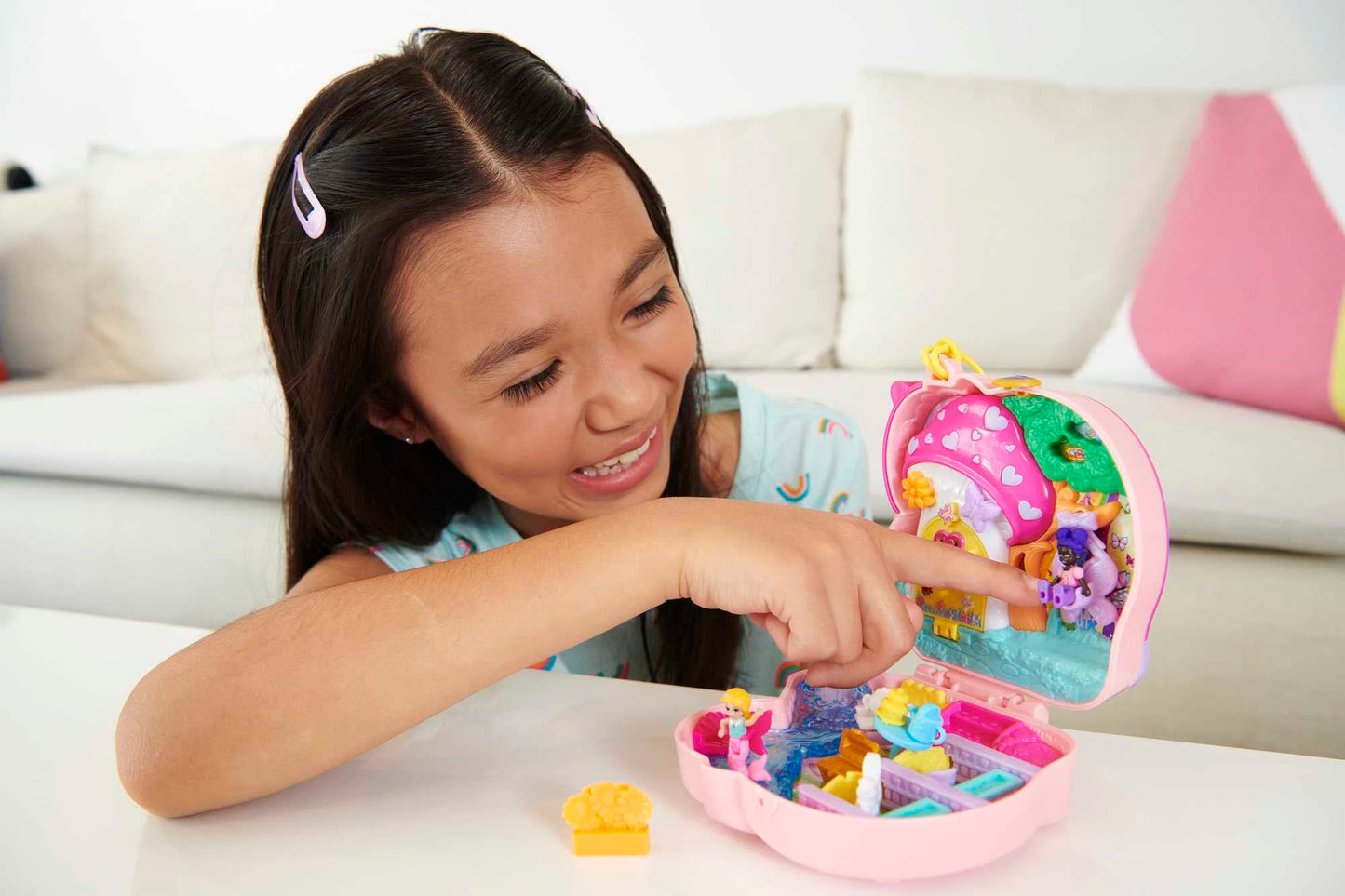 Polly Pocket HCG20 - Unicorn Tea Party Playset, compact with glitter unicorn, for ages 4+ & GTN13 - Corgi Dog Hotel compact in pet hotel design, small Polly and Shani dolls, for ages 4+