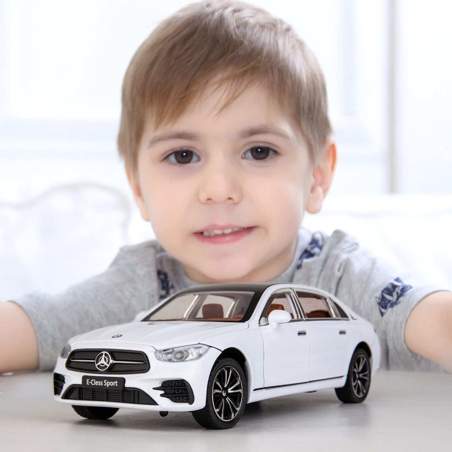 TGRCM-CZ 1/24 Benz E300 model car, made of zinc alloy, pull back toy, die-cast toy cars with sound and light, for kids, boys, girls, gift (white)
