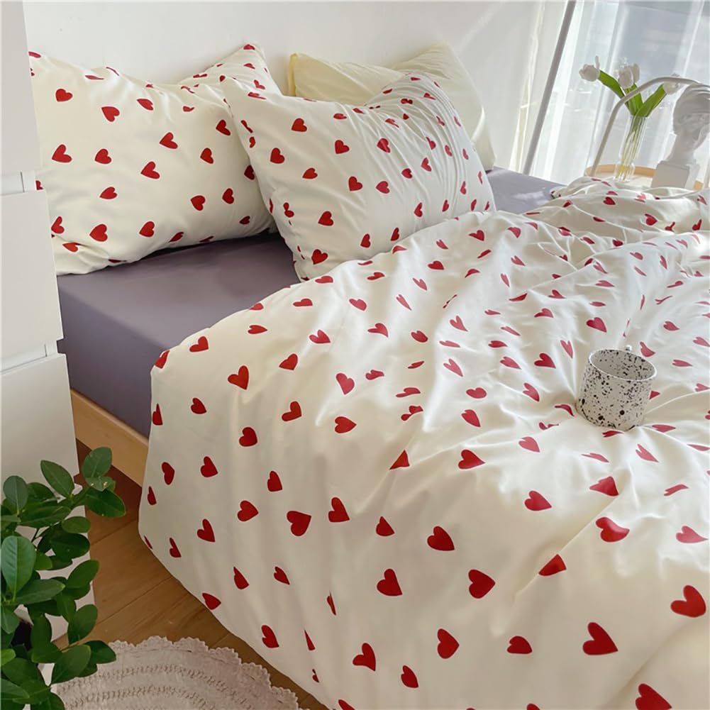 AShanlan bedding set 135x200 red hearts for girls includes a pillowcase 40x80 cm. Made of microfiber in red and white heart design, suitable for children and teenagers. Features a zipper closure.