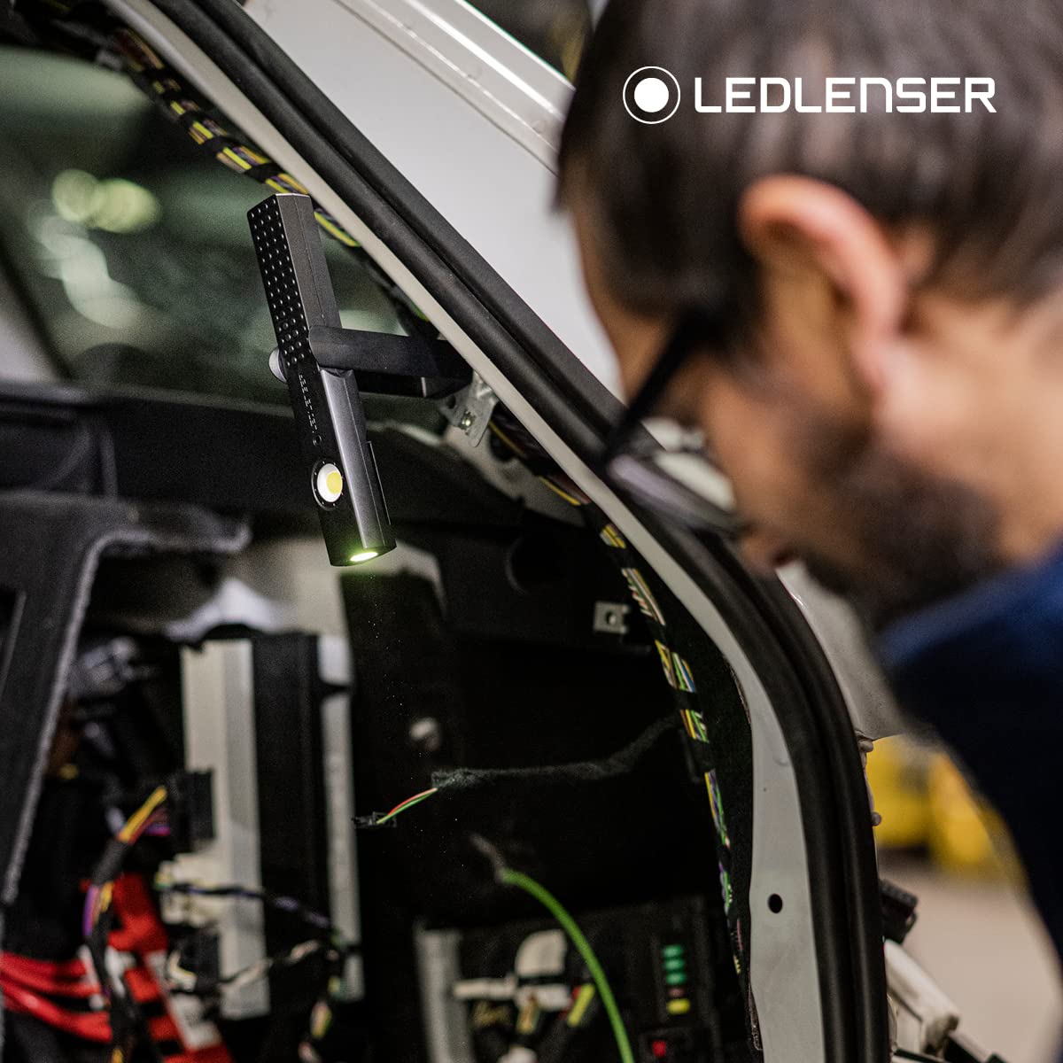 Ledlenser W4R work flashlight LED workshop | automotive lamp 220 lumens | LED construction lamp with battery | 9 hours of light output | workshop lamp | lamp for work | rechargeable work light | 90 meter beam range