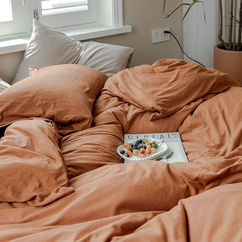 Sedefen bedding 135x200cm 4-piece cotton renforce in caramel brown solid color. Set includes 2 duvet covers and 2 pillow cases 80x80cm, with zipper closure.