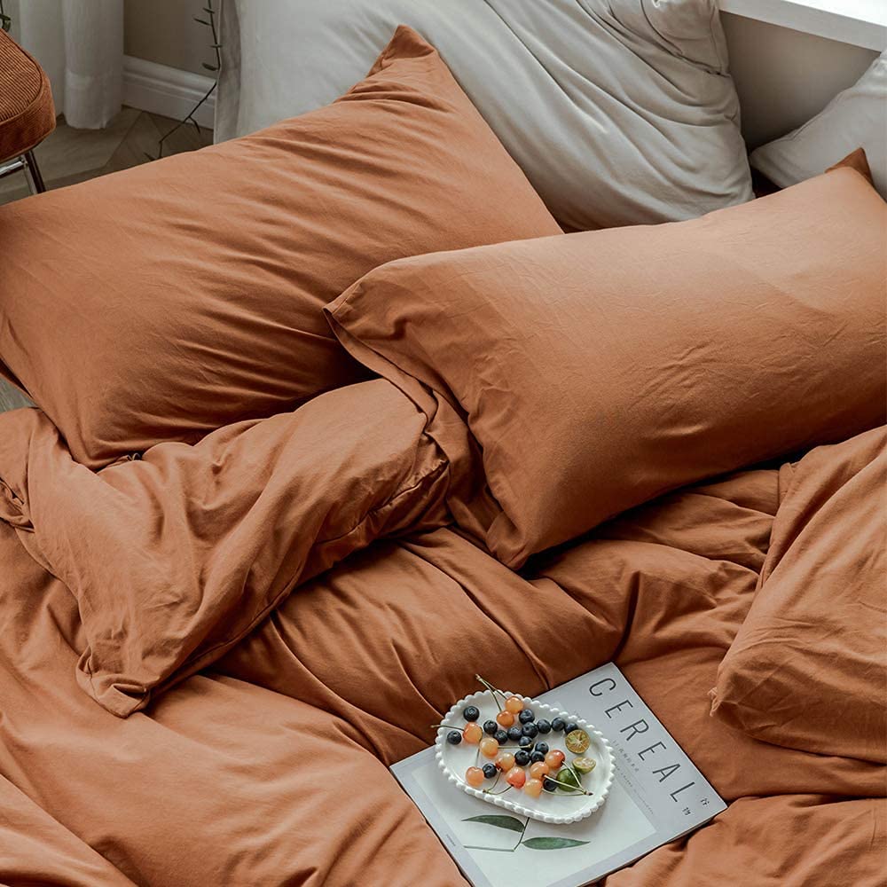 Sedefen bedding 135x200cm 4-piece cotton renforce in caramel brown solid color. Set includes 2 duvet covers and 2 pillow cases 80x80cm, with zipper closure.