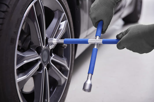 GOODYEAR 75520 Premium Cross Wrench, with non-slip coating, wheel cross, lug wrench for most common cars.