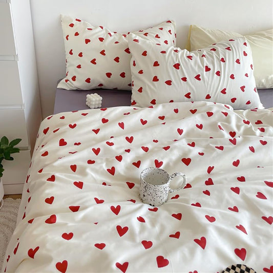 AShanlan bedding set 135x200 red hearts for girls includes a pillowcase 40x80 cm. Made of microfiber in red and white heart design, suitable for children and teenagers. Features a zipper closure.