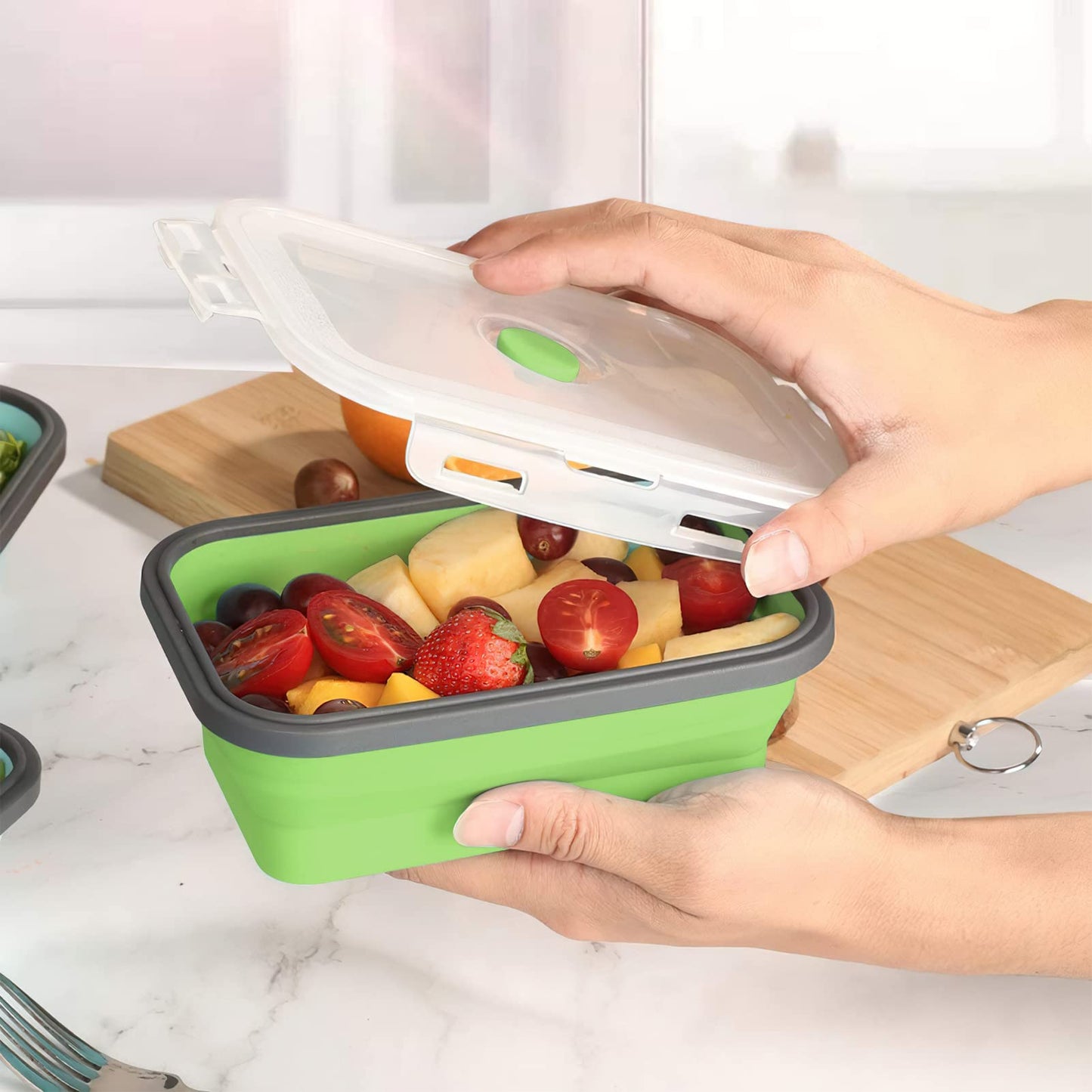 Collapsible silicone storage container with lid, portable bento box for space-saving, microwave-safe, 4-piece set, green.