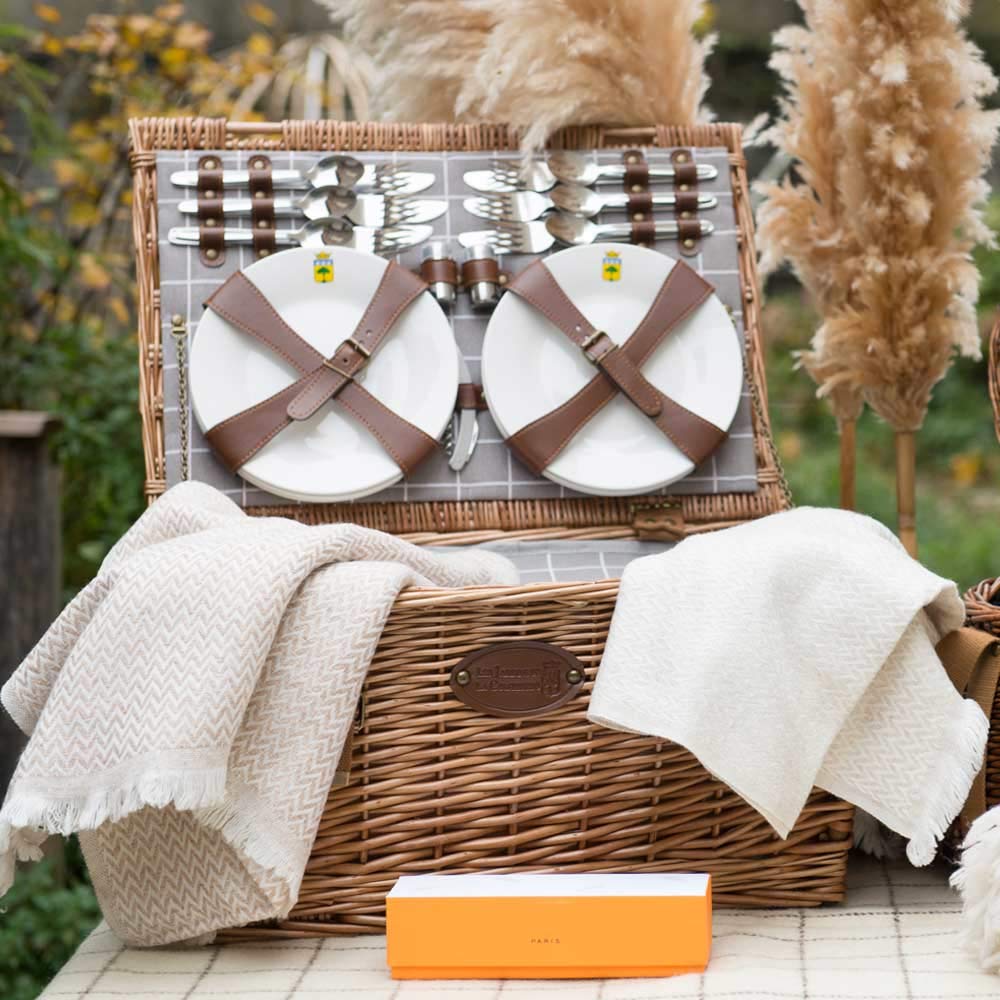 The Countess's Gardens - Picnic basket in wicker Concorde for 6 people, cooler, plates, wine glasses, aluminum timbales, fabric, 50 x 35 x 26 cm.