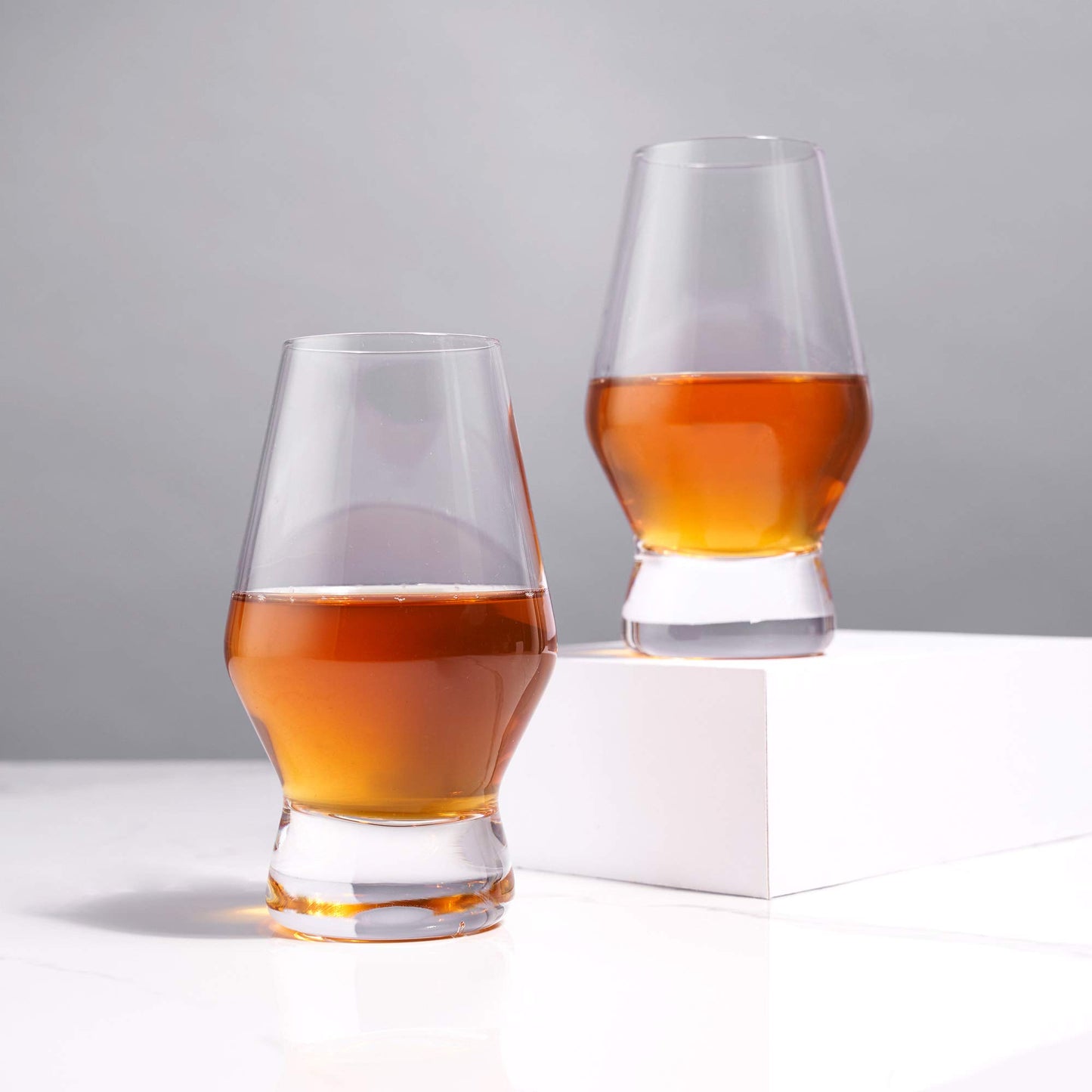 Crystal glass Scotch glasses with base, 2-piece set, lead-free premium crystal glass, classic whiskey glasses, Scotch glasses gift set, 8 ounces (237 ml), Clear.