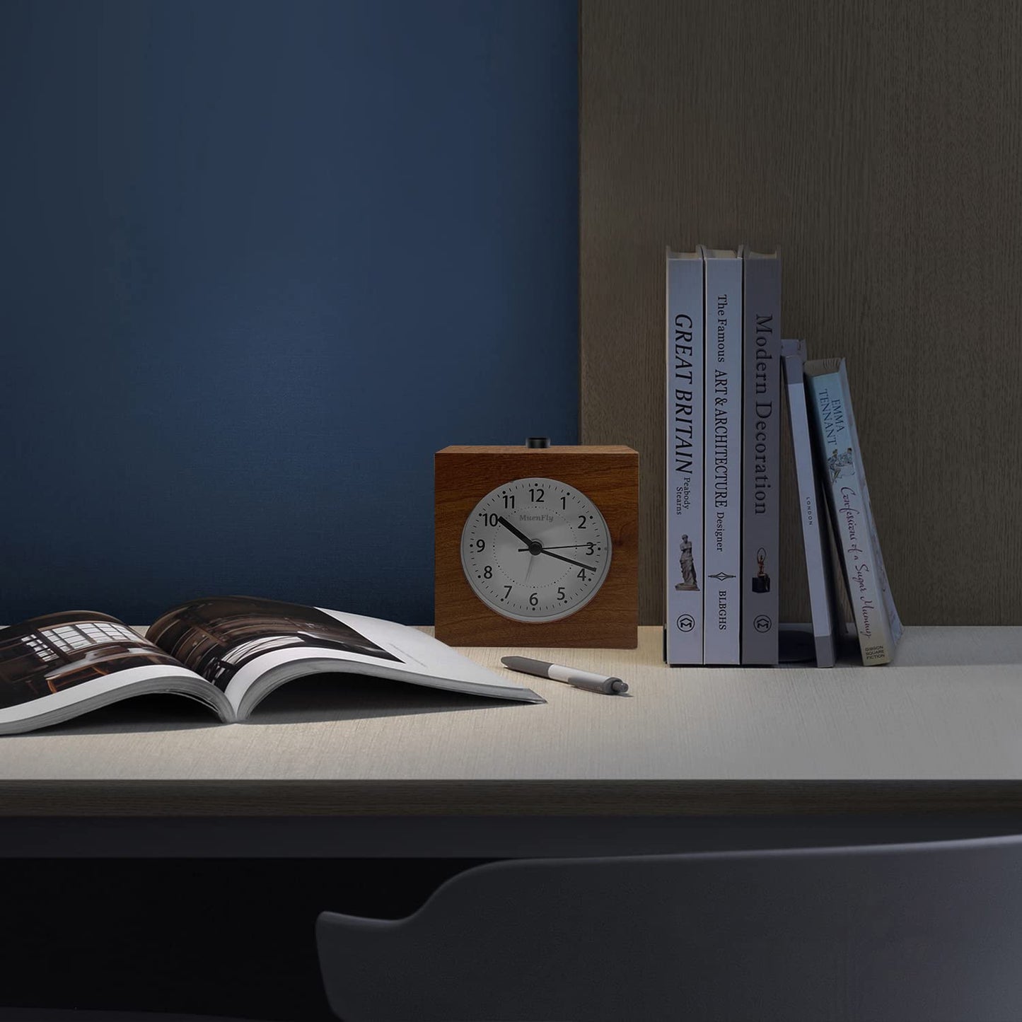 Analog alarm clock without ticking, wooden alarm clock with snooze function, battery-operated table clock with night light for bedrooms, night kids, and offices (1xAA battery required)