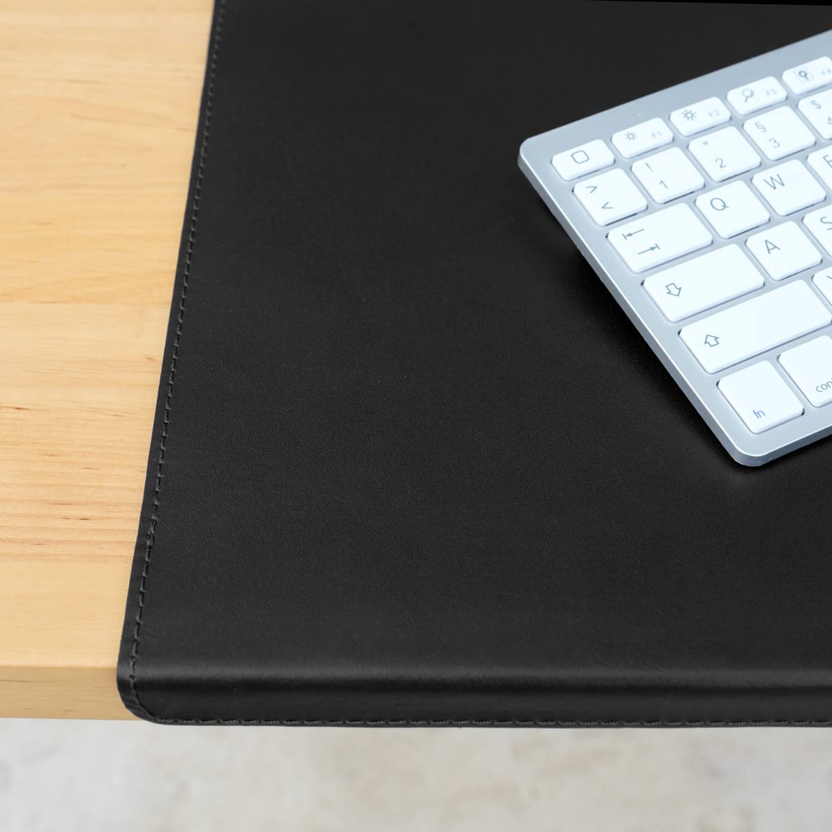 Hamosons - Large desk pad with edge protection / Angled desk pad size XL made of buffalo leather, black, model 26313.