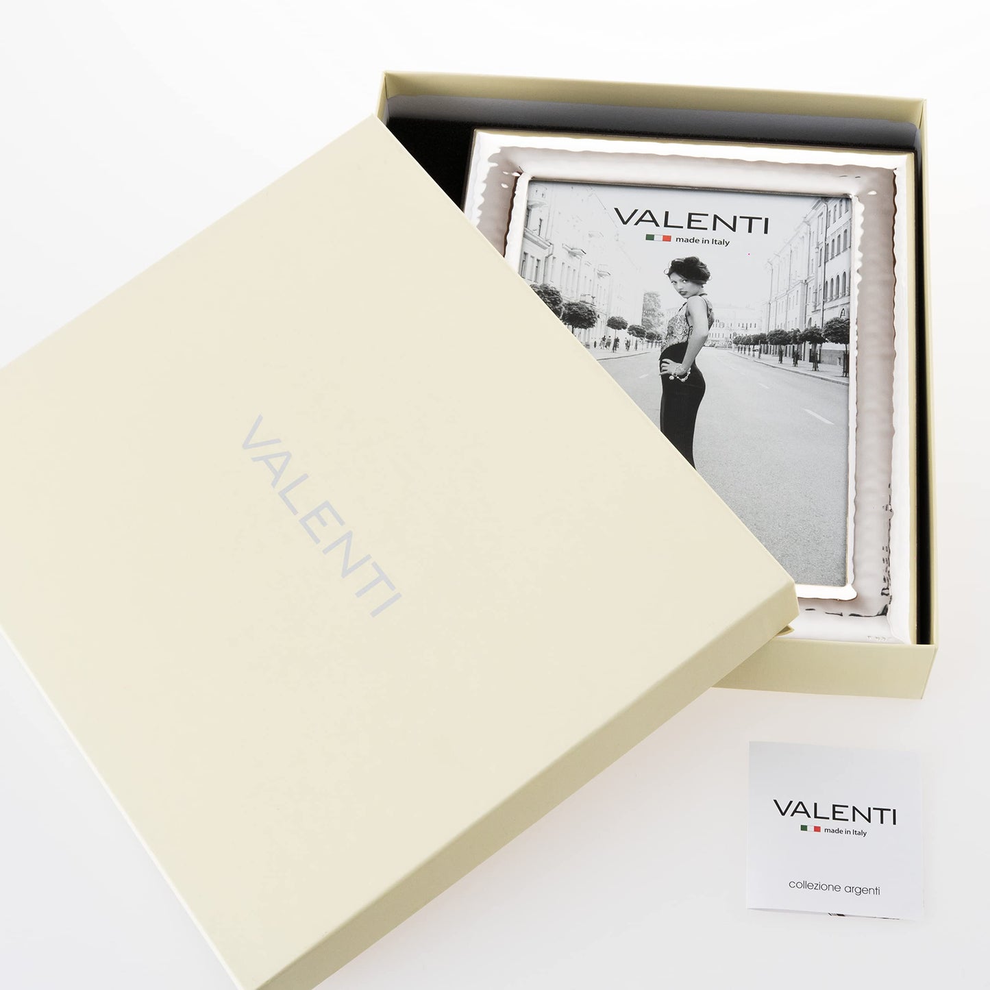 Valenti&Co picture frame in shiny silver, hammered, 15 x 20 cm. Perfect as a gift for weddings, birthdays, or for mom and dad.