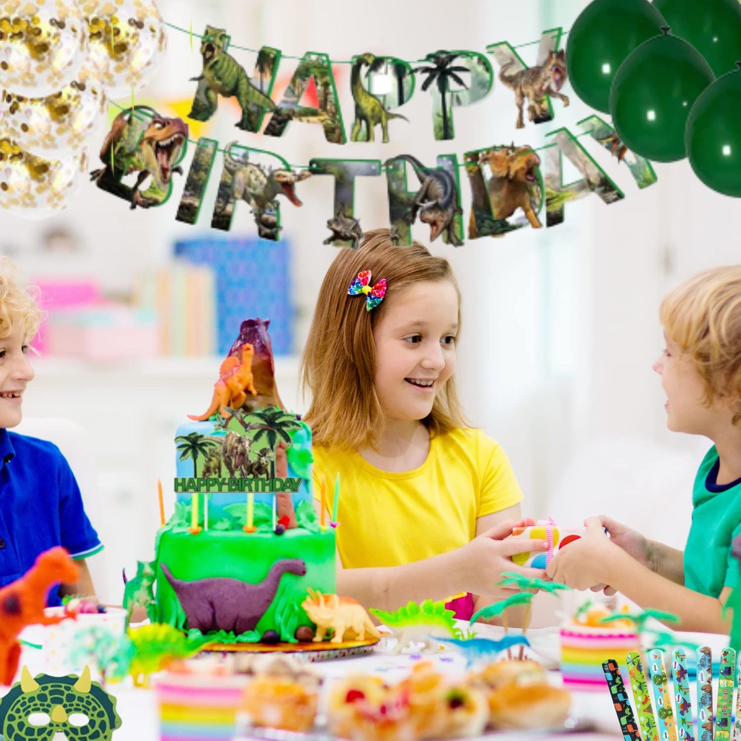 Bea's Party Dino decorations for children's birthday, party plates with Dino design, invitation cards for boys' birthday party with dinosaurs, cake decoration with Dino napkins, Dino piñata.