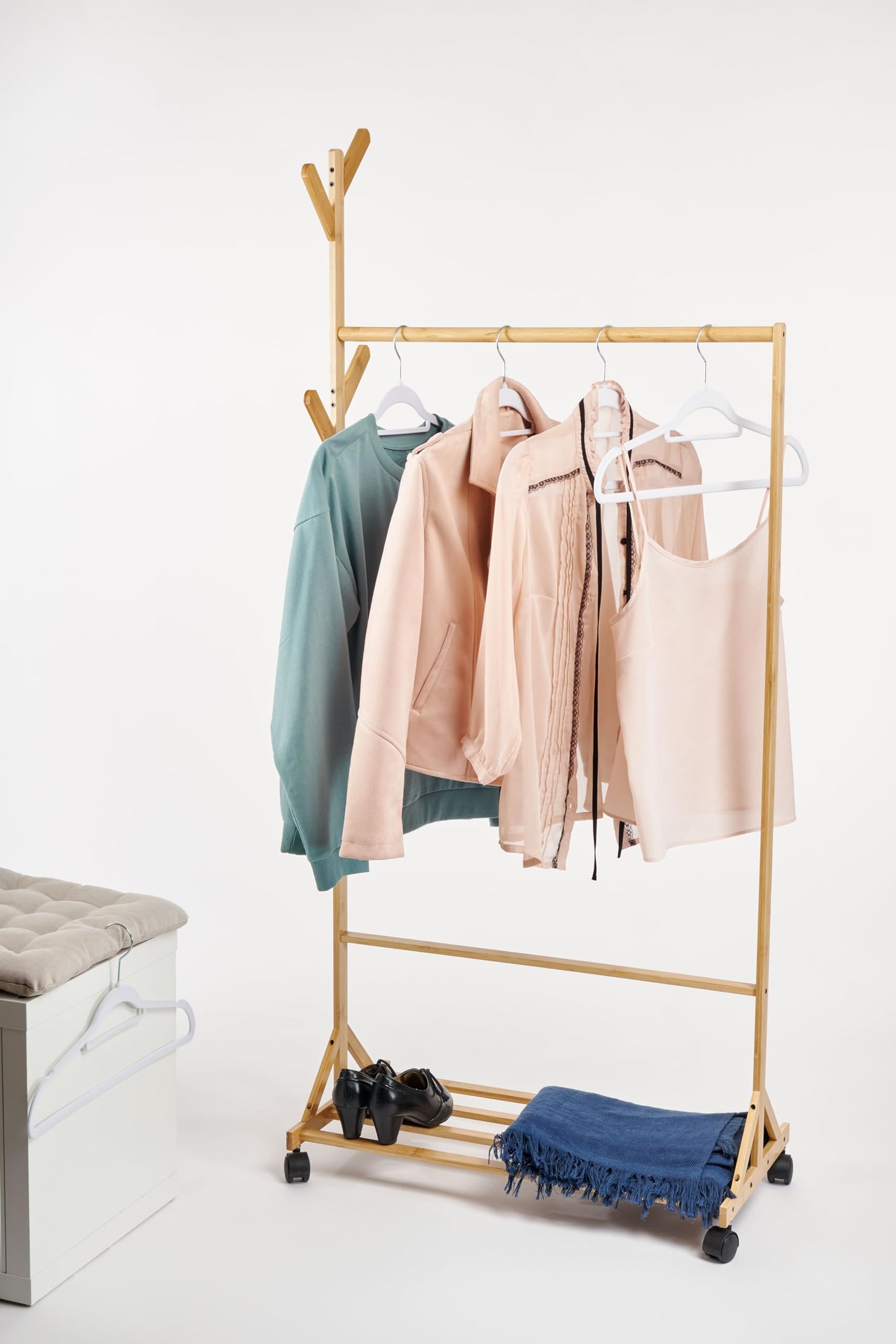 OGIVO Velvet Hangers - 50 pack - Non-slip hangers for your wardrobe - small rod for ties - 360° swivel hooks - notches in shoulder area - Hangers Clothes (White)