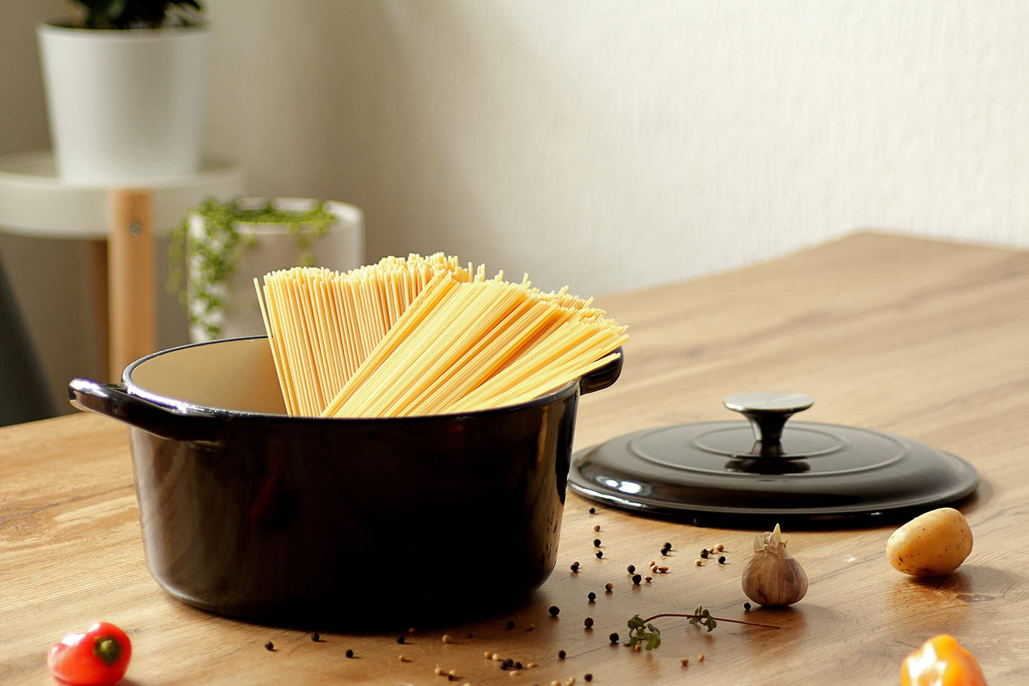 Real Work Dutch oven made of cast iron with enamel coating, cast iron pot, roaster with lid, round bread baking pot, suitable for ovens, grills, BBQs and induction, black, 3.5 L, Ø 22.5 cm, Large