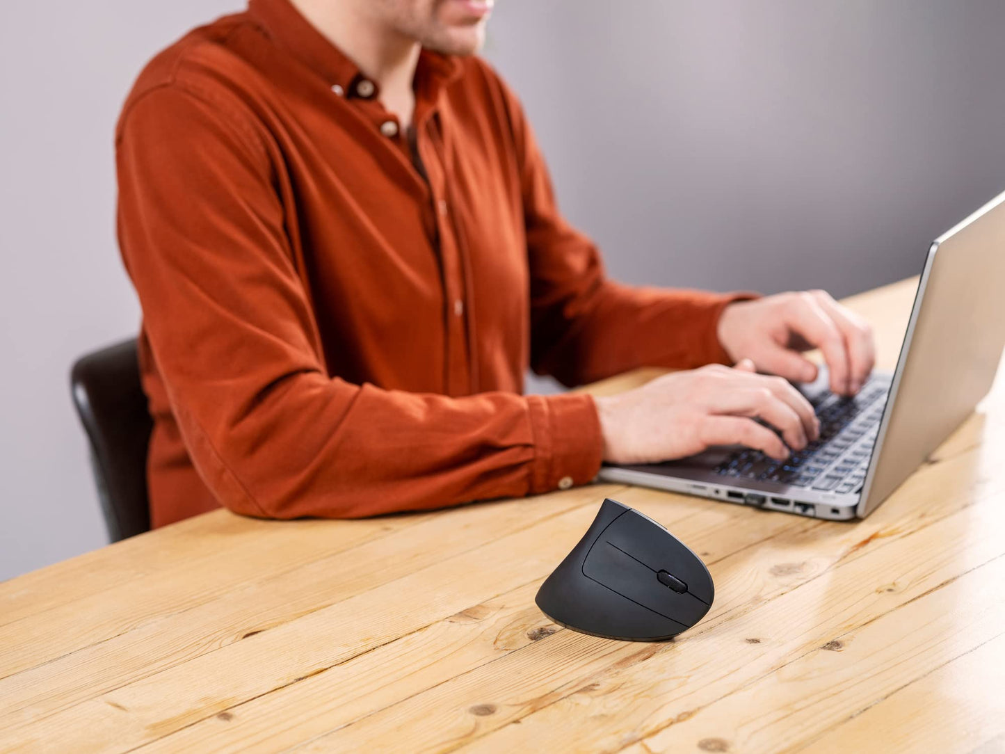 Trust Verto Wireless Vertical Mouse, Wireless Ergonomic Mouse, Prevention of Mouse Arm/Tennis Elbow (RSI Syndrome), 800-1600 DPI, Wireless Mouse for Right-Handed, PC, Computer, Laptop, Mac, with Batteries.