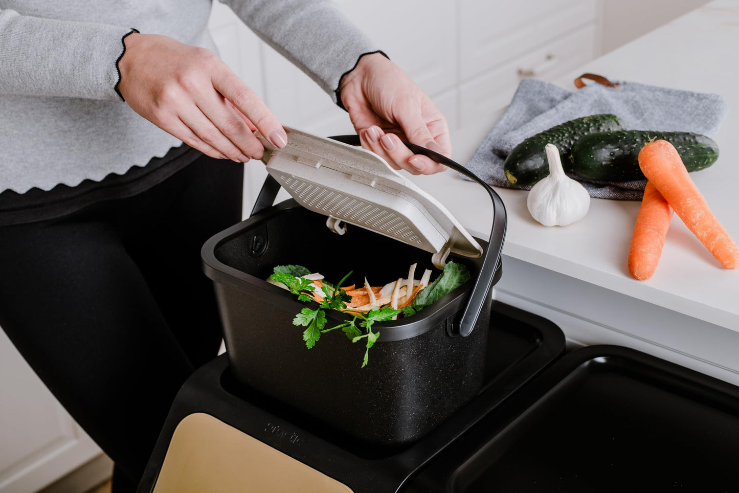 Practice with 4.5L kitchen compost bin, gray with lid. For separating organic waste like fruit and vegetable scraps. Click function for waste separation.