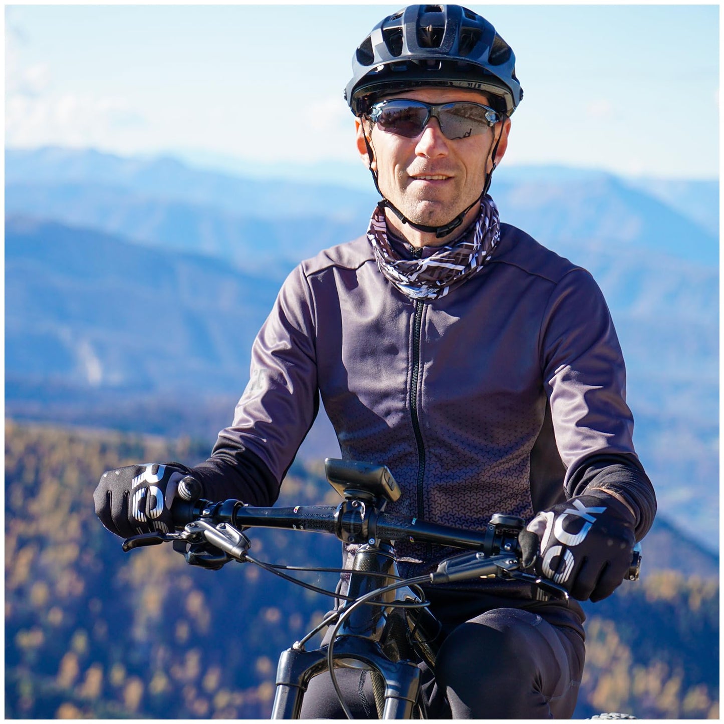 ROCKBROS self-tinting sunglasses for men and women. Photochromatic lenses for UV400 protection. TR90 frame for sports like cycling and fishing.
