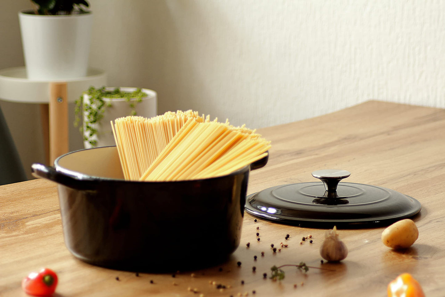 Real Work Dutch oven made of cast iron with enamel coating, cast iron pot, roaster with lid, round bread baking pot, suitable for ovens, grills, BBQs and induction, black, 3.5 L, Ø 22.5 cm, Large