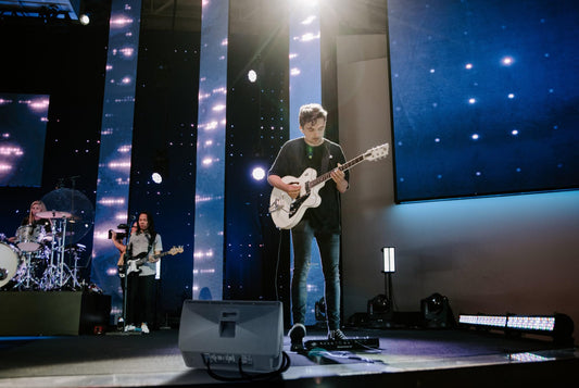 Pronomic C-215 MA Stereo Set - Two active 2-way speakers - Power: 2000 watts - 15" woofer + 1.75" tweeter - Bluetooth receiver and DSP presets - Plastic housing with monitor tilt angle.