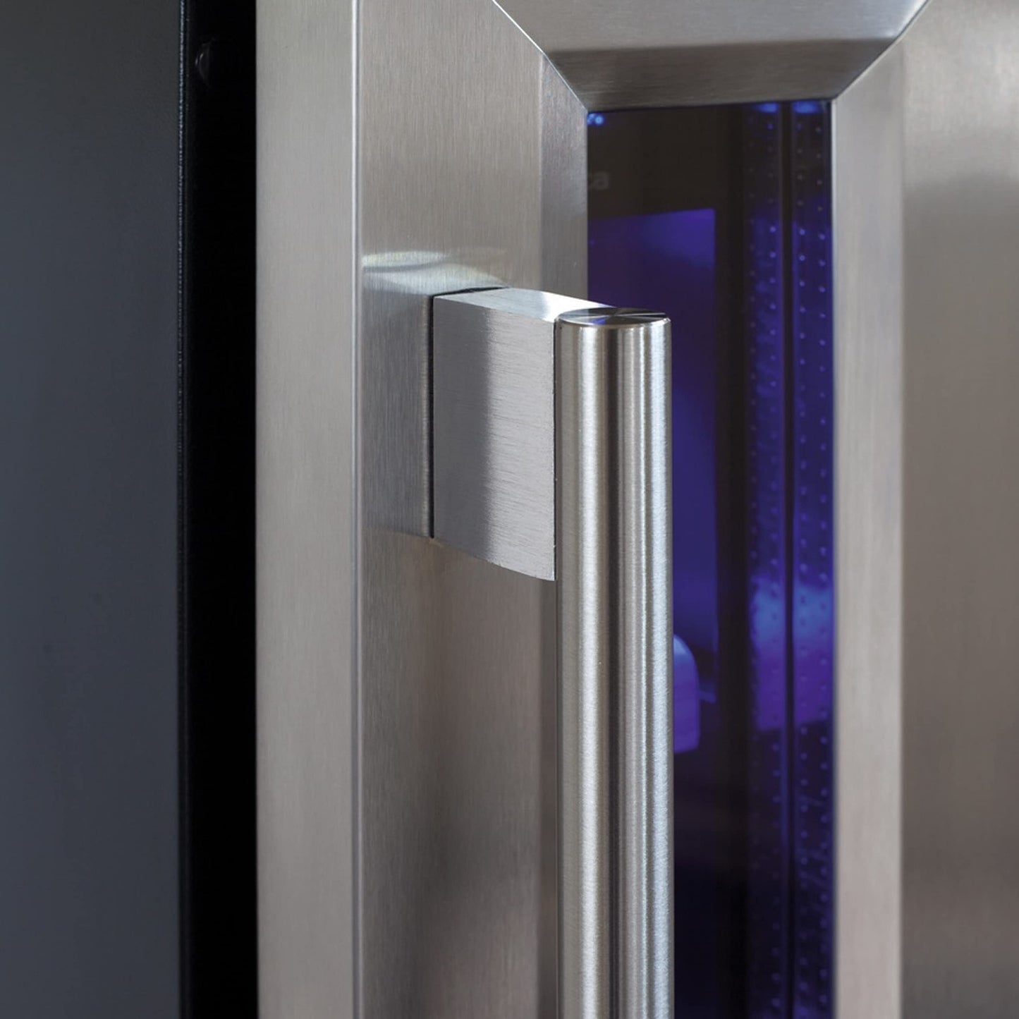 Amica WK 341 101 E Wine Cooler/Stainless Steel Look/82.5 cm (H) x 14.8 cm (W) x 52.5 cm (D)/18 l Capacity/Electronic Control/Fan/LED Lighting