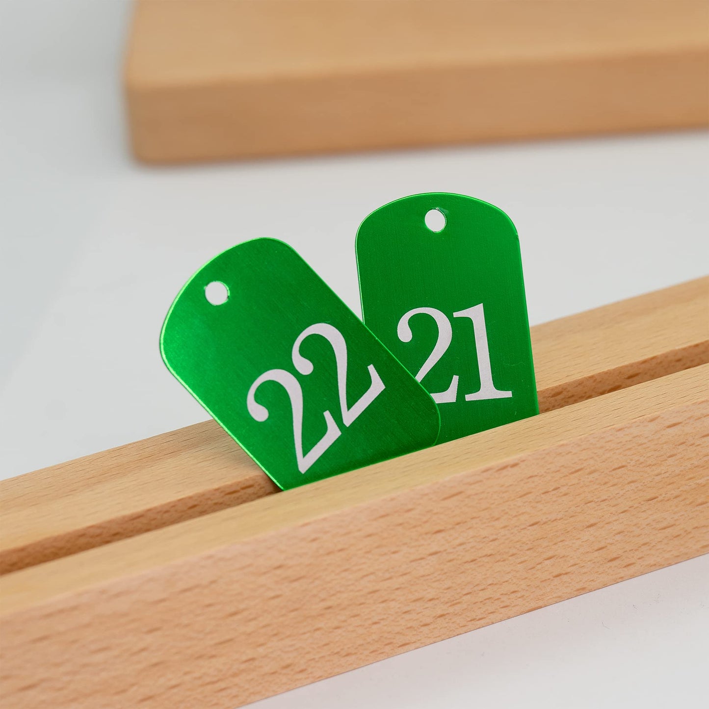 Aluminum tags with engraved numbers 1 to 50, keychains, identification tags with key rings, green