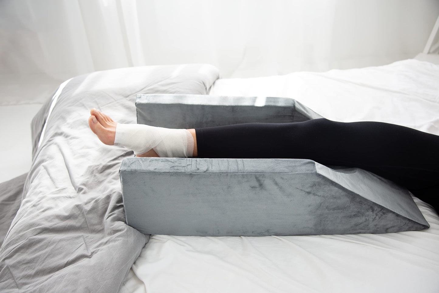 MKS Vein Pillow - Vein Wedge Leg Rest Pillow made of foam with washable cover - Leg elevation pillow for injuries or post surgeries.