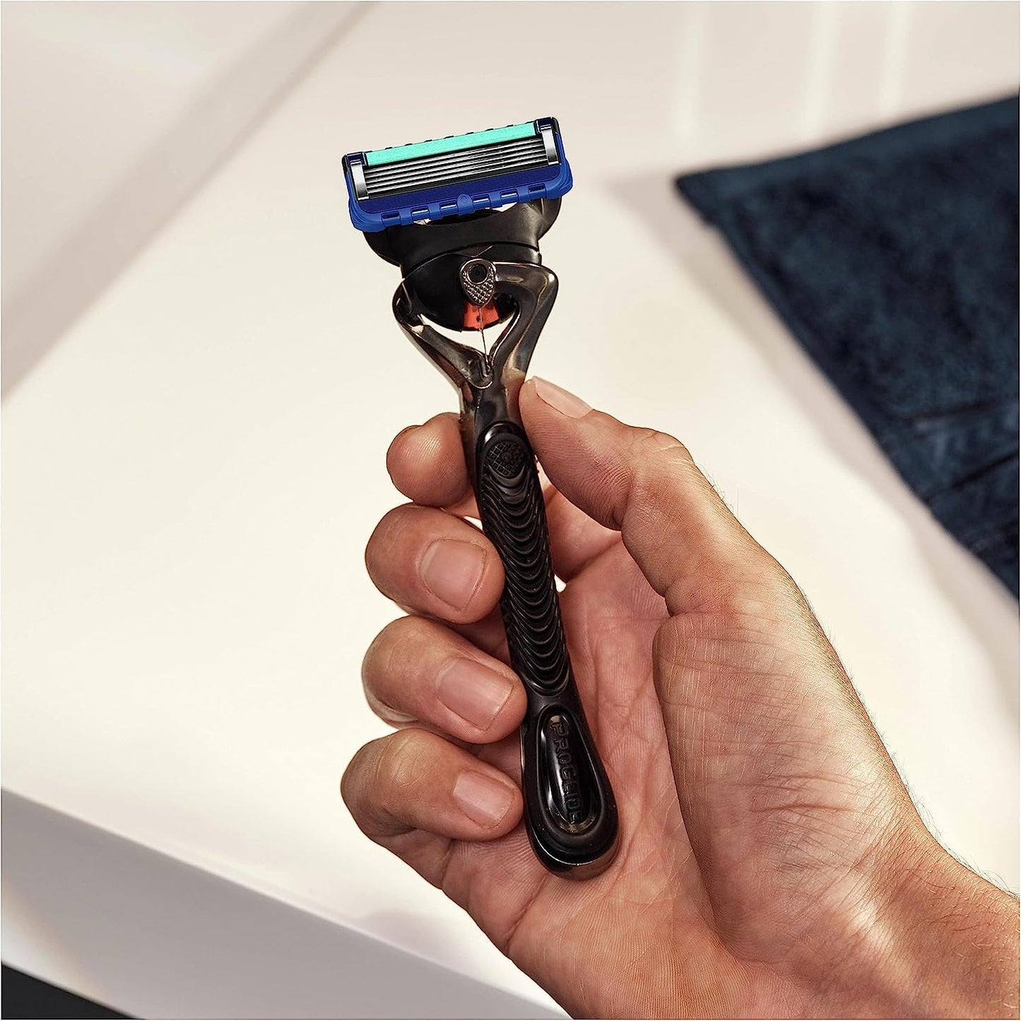 Gillette ProGlide Men's Razor, Razor + 4 Razor Blades with 5-blade technology, Gift for Men