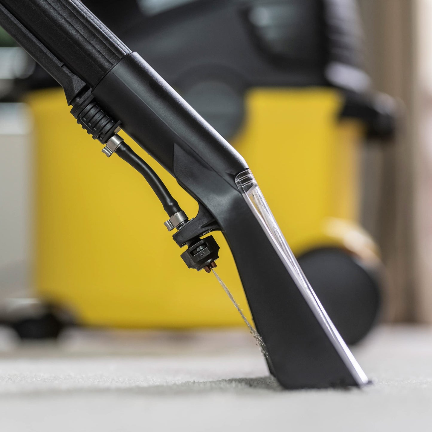Kärcher SE 5.100 carpet cleaner (2-in-1 integrated spray hose, 230 mm working width, spray pressure 1 bar, spray rate 1 l/min)