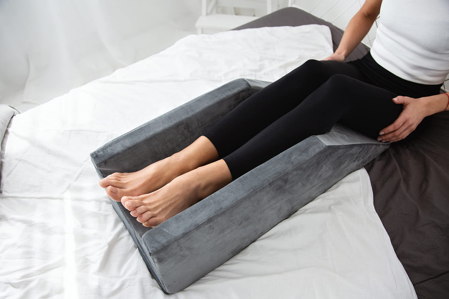MKS Vein Pillow - Vein Wedge Leg Rest Pillow made of foam with washable cover - Leg elevation pillow for injuries or post surgeries.