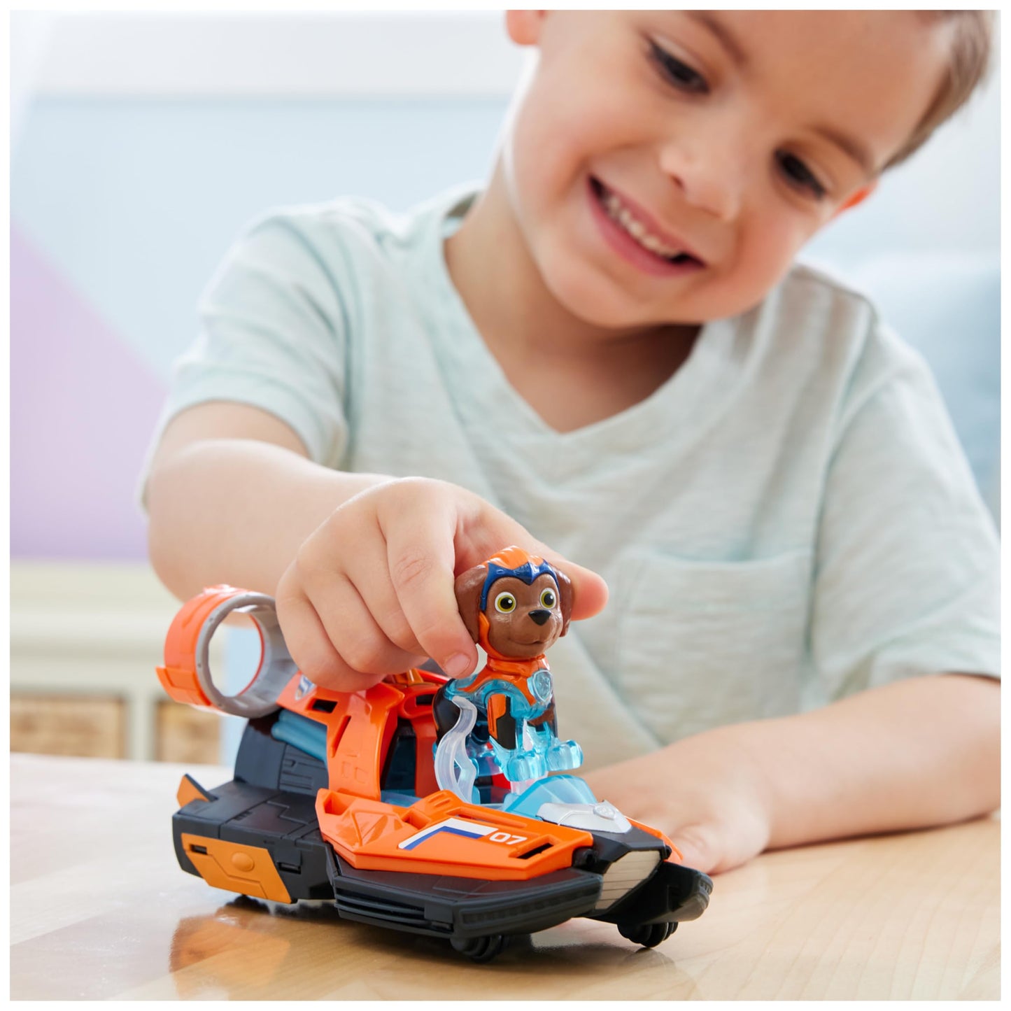 PAW Patrol: The Mighty Movie, Zuma's Superhero Base Vehicle with puppy figure, speedboat with light and sound effects, suitable for children aged 3 and older.