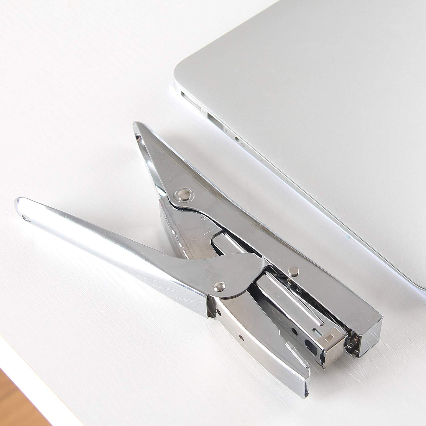 Metal stapler with 1000 staples and staple remover. 20 sheet capacity. Full office-size stapler.