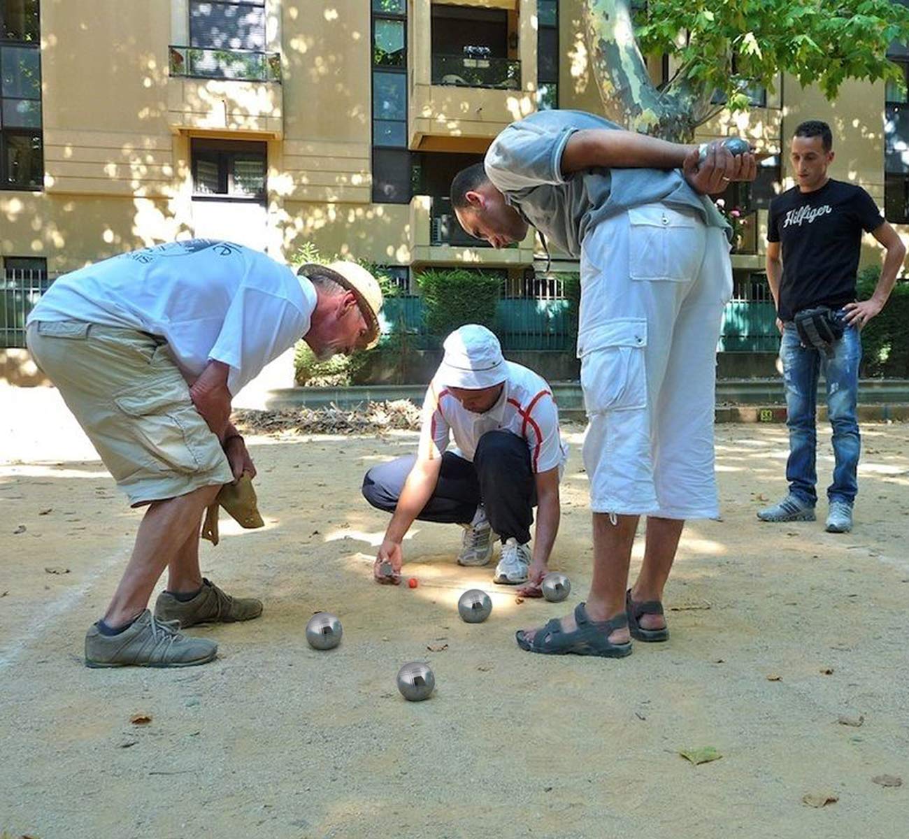Bocce balls, petanque balls with 8 metal, 2 wood balls, 2 measuring devices, 1 boules ball magnet attachment & luxurious carry bag. Perfect for outdoor play in the garden or at the beach.