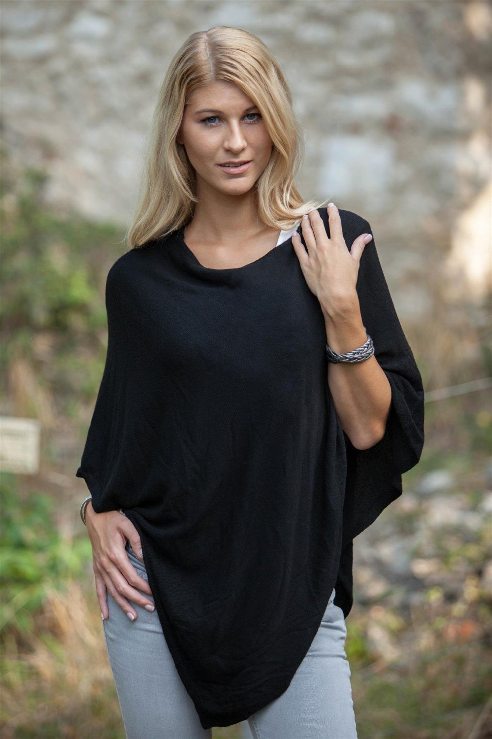 styleBREAKER women's fine knit poncho in solid colors, lightly asymmetrical cut, sleeveless, round neck 08010042, color: Olive
