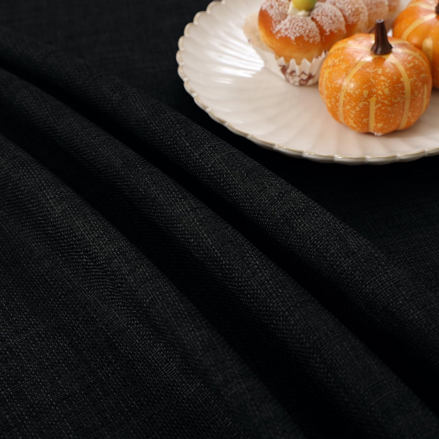 Smiry linen-look tablecloth, waterproof with lotus effect, rectangular 140 x 200 cm. Stain-resistant black table cover for easy cleaning and protection.