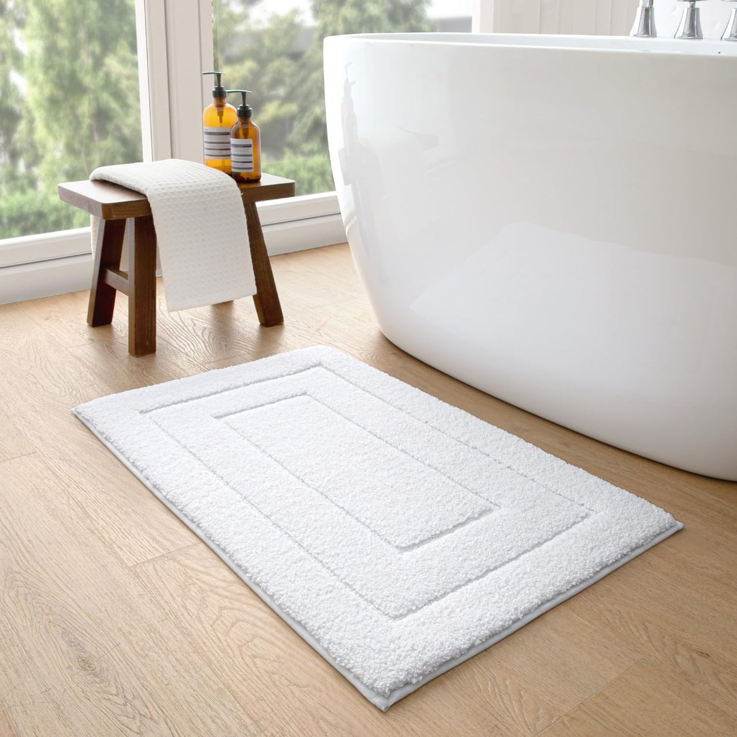 DEXI Bath Mat, Non-Slip Soft Bathroom Rug, Absorbent Bathmat, Machine Washable Bath Rug for Shower, Bathtub, and Toilet, White, 60 x 110 cm.