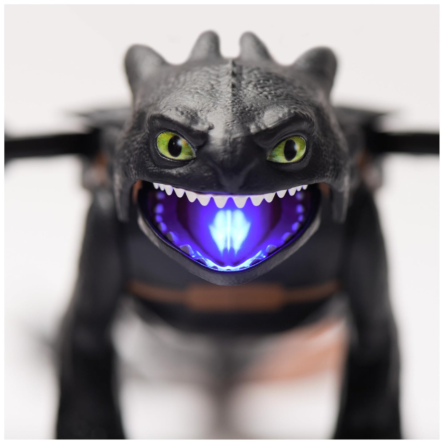 Dreamworks How to Train Your Dragon, Plasma Blast Toothless, 51cm dragon figure with light and sound effects, toy for kids aged 4 and up.