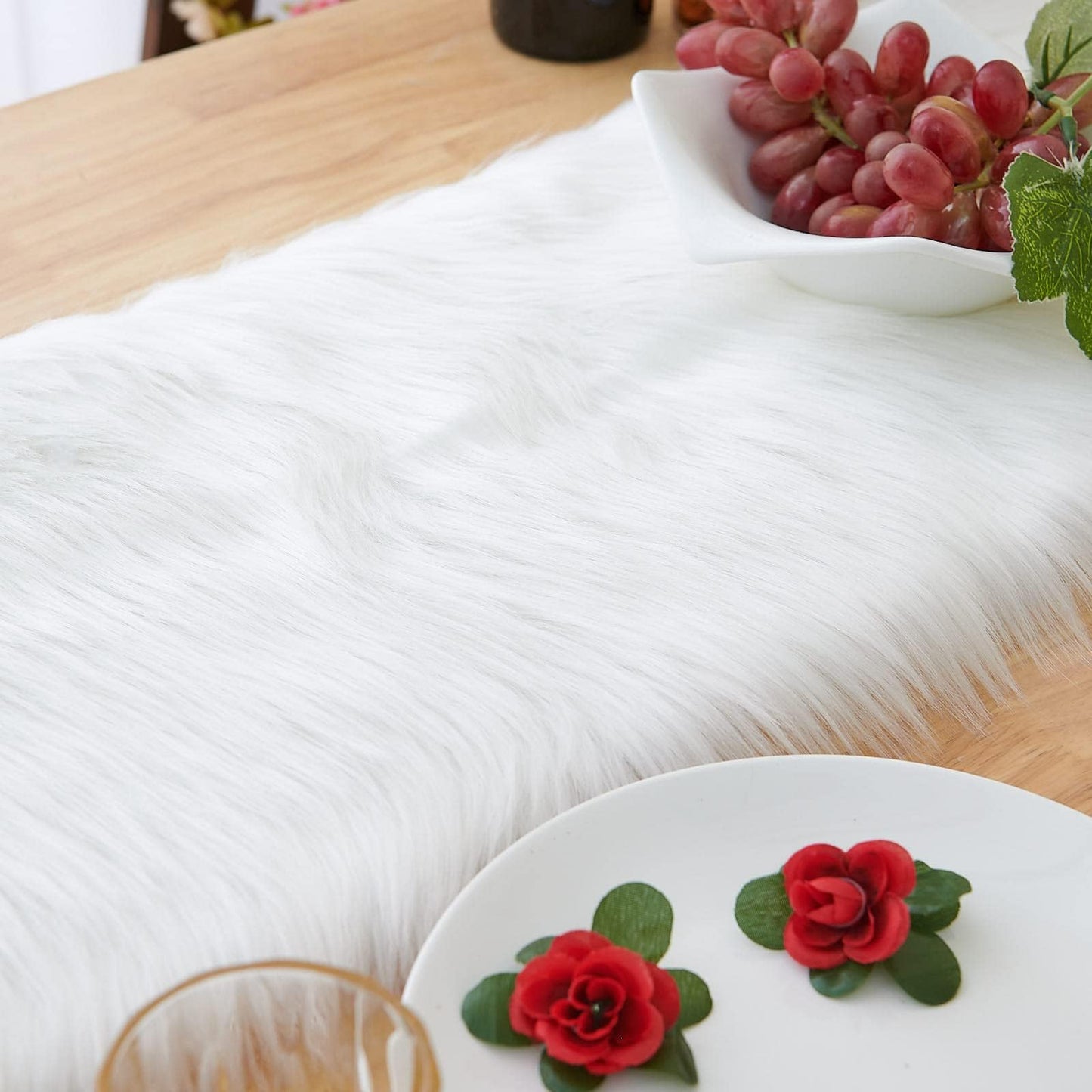 Topspitgo Faux Fur Modern Table Runner - Decorative Fur Table Runner White, Christmas Table Runner for Christmas, Wedding, Home Dining Table, Vanity, Coffee Table Modern Table Run (30x180cm)