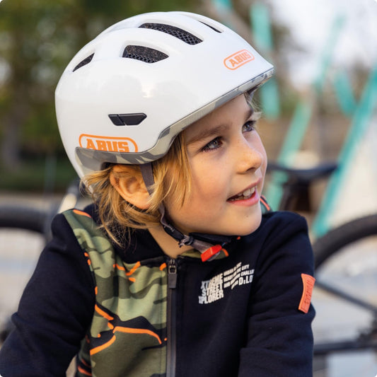 ABUS children's helmet Smiley 3.0 LED - bike helmet with light - deep fit & space for a ponytail - for girls and boys - pink with strawberry pattern, size M