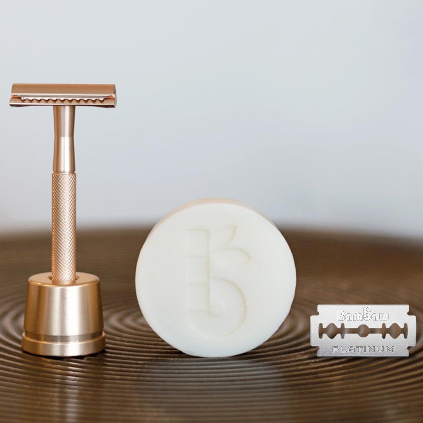 Bambaw - Razor set for women and men, includes 1 safety razor for women with stand, 10 double-sided blades & 1 apricot shaving soap. Sustainable gifts for women and men.