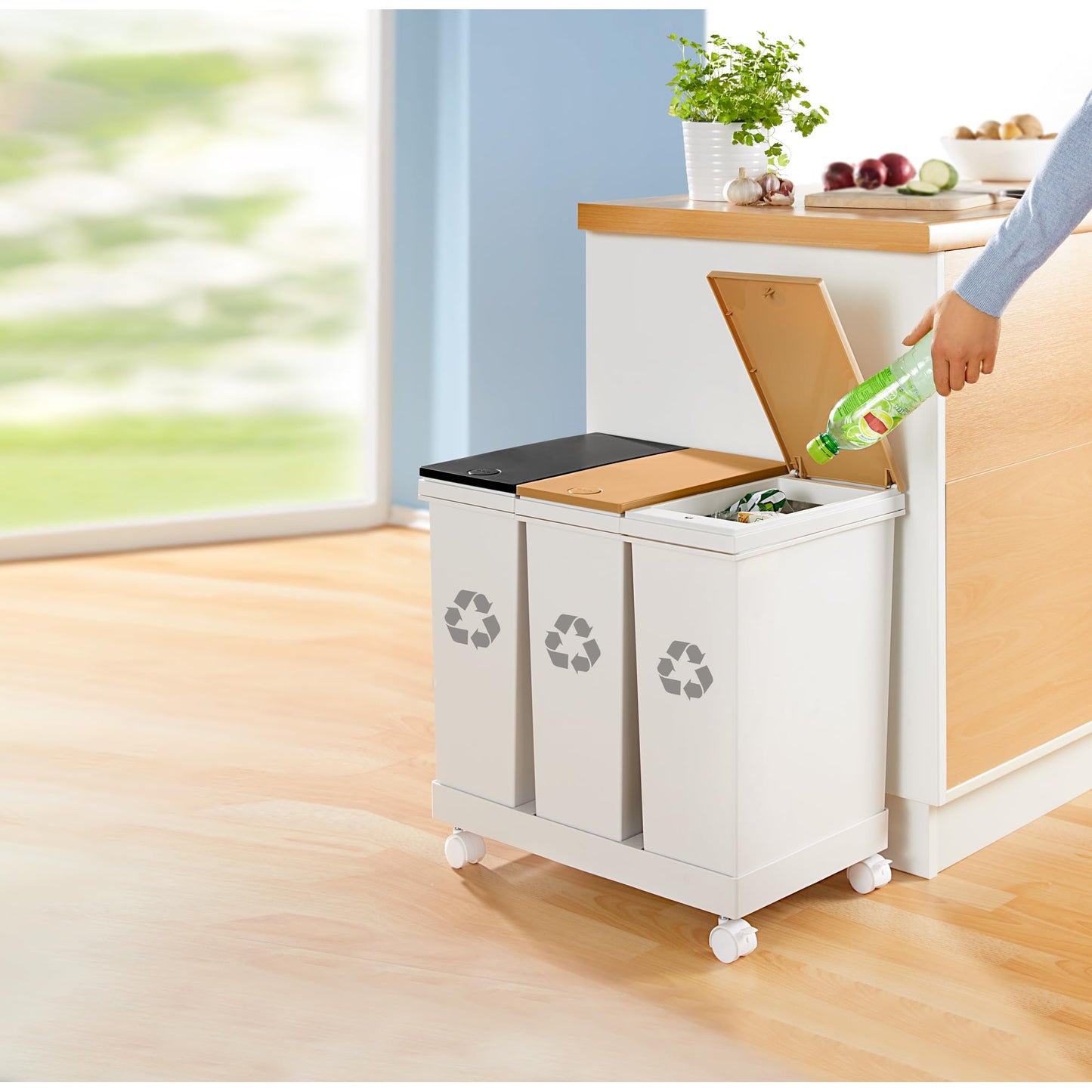Innovative waste separation system with 3 compartments of 20 liters each, on wheels, with lid, bins with handles individually removable, total capacity of 60 liters, recycling system, dimensions 53x33.5x52.5 cm.