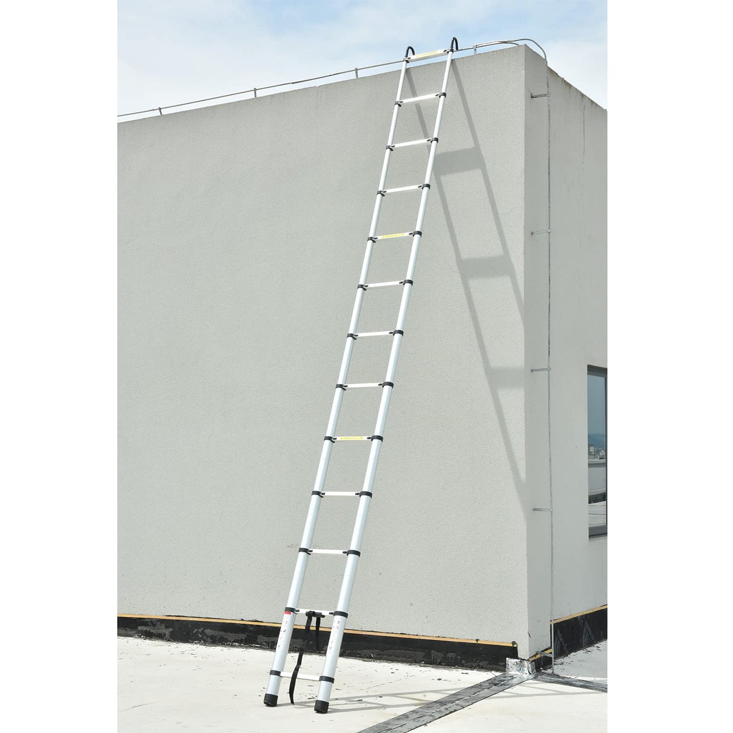 5M telescopic ladder with removable hook. Multi-purpose aluminum telescopic ladder. Portable extension ladder. Foldable ladder for outdoor and indoor use, safe and durable. Capacity up to 150kg.